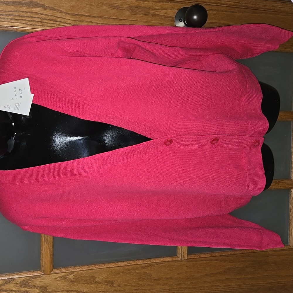 Womens 3 Button Front V Neck Cardigan Pink Size Medium New Minimumist - Picture 11 of 17